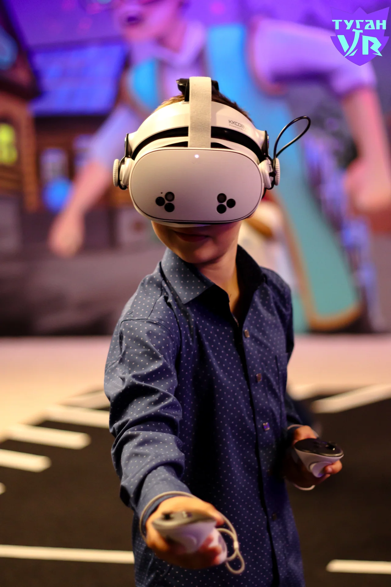 Ребёнок играет в VR в парке Туган VR