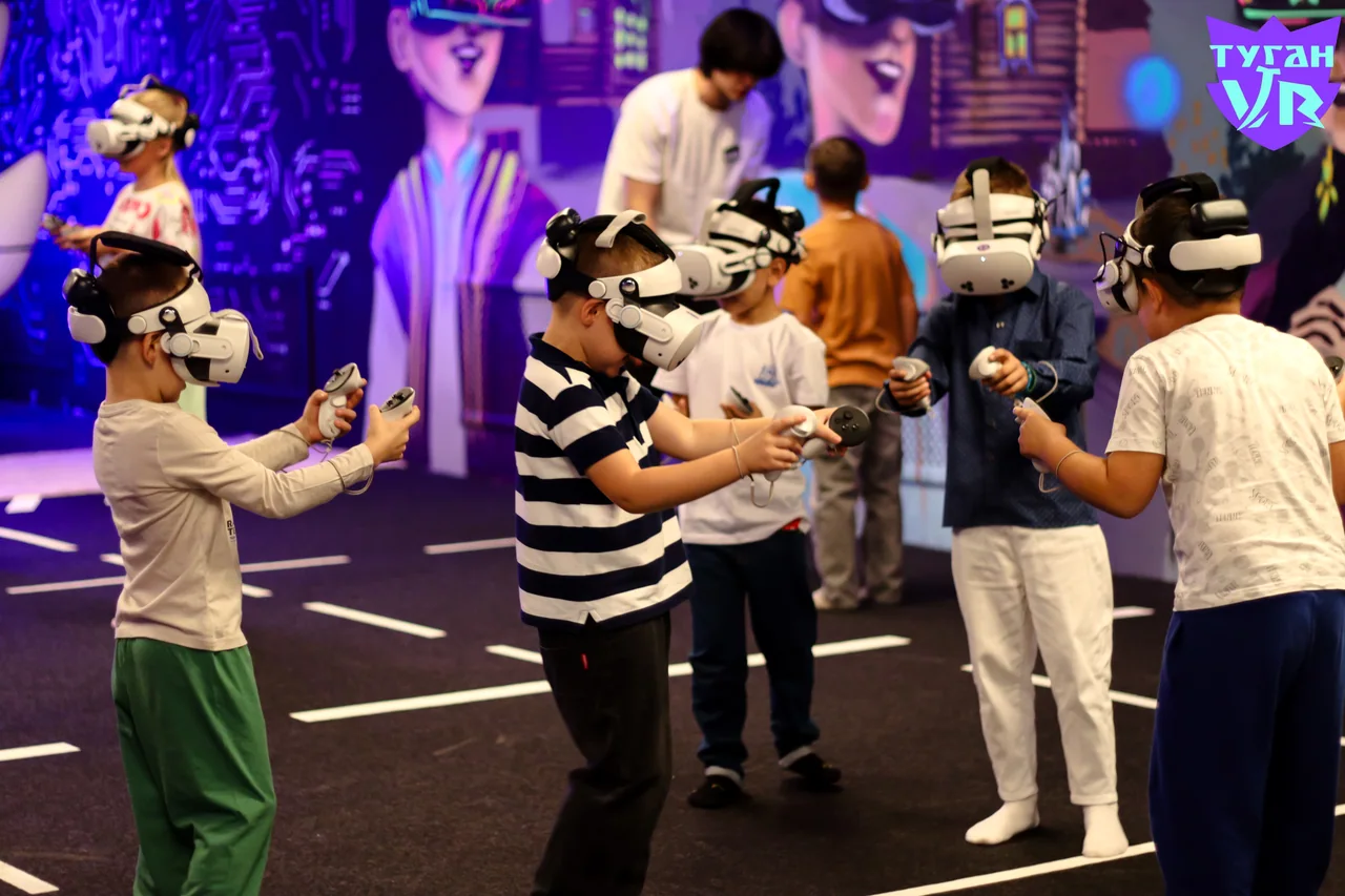 Дети играют вместе в VR с контроллерами