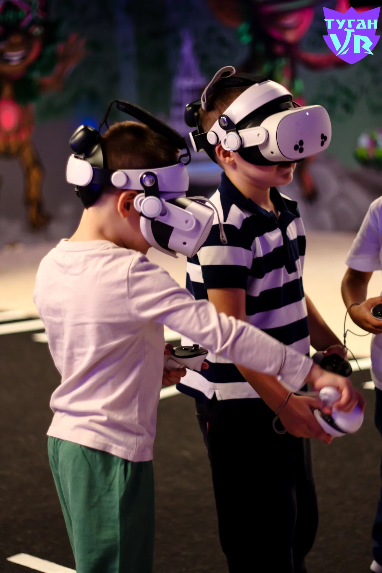Двое детей в VR-шлемах играют в Туган VR