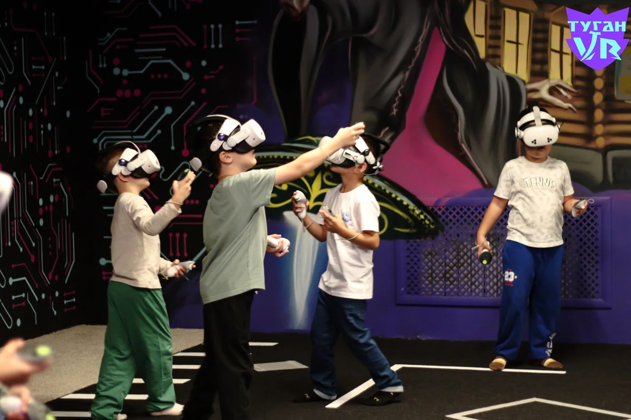 Дети в VR-шлемах играют вместе