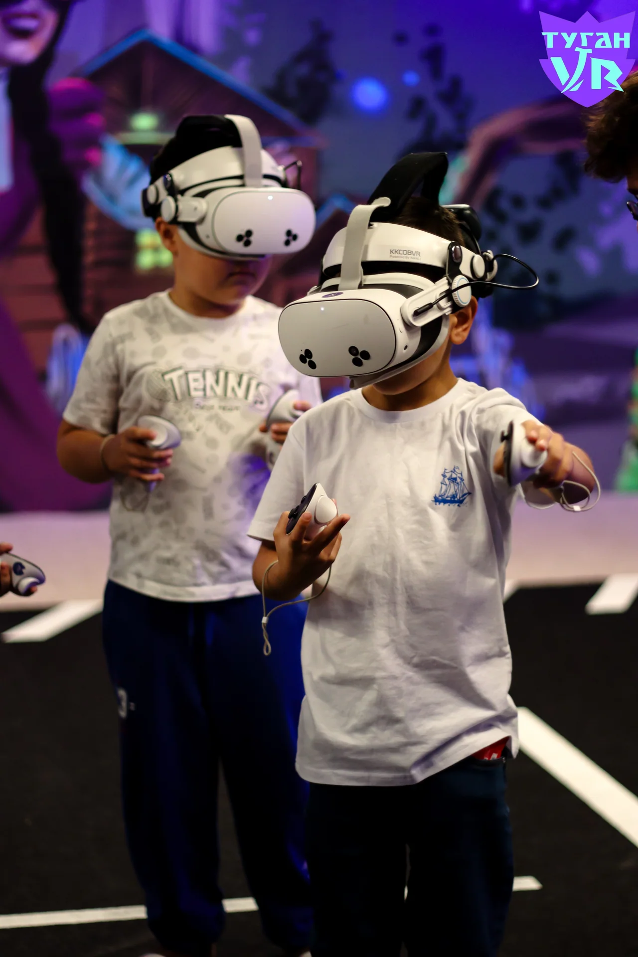 Дети вместе играют в VR в Туган VR