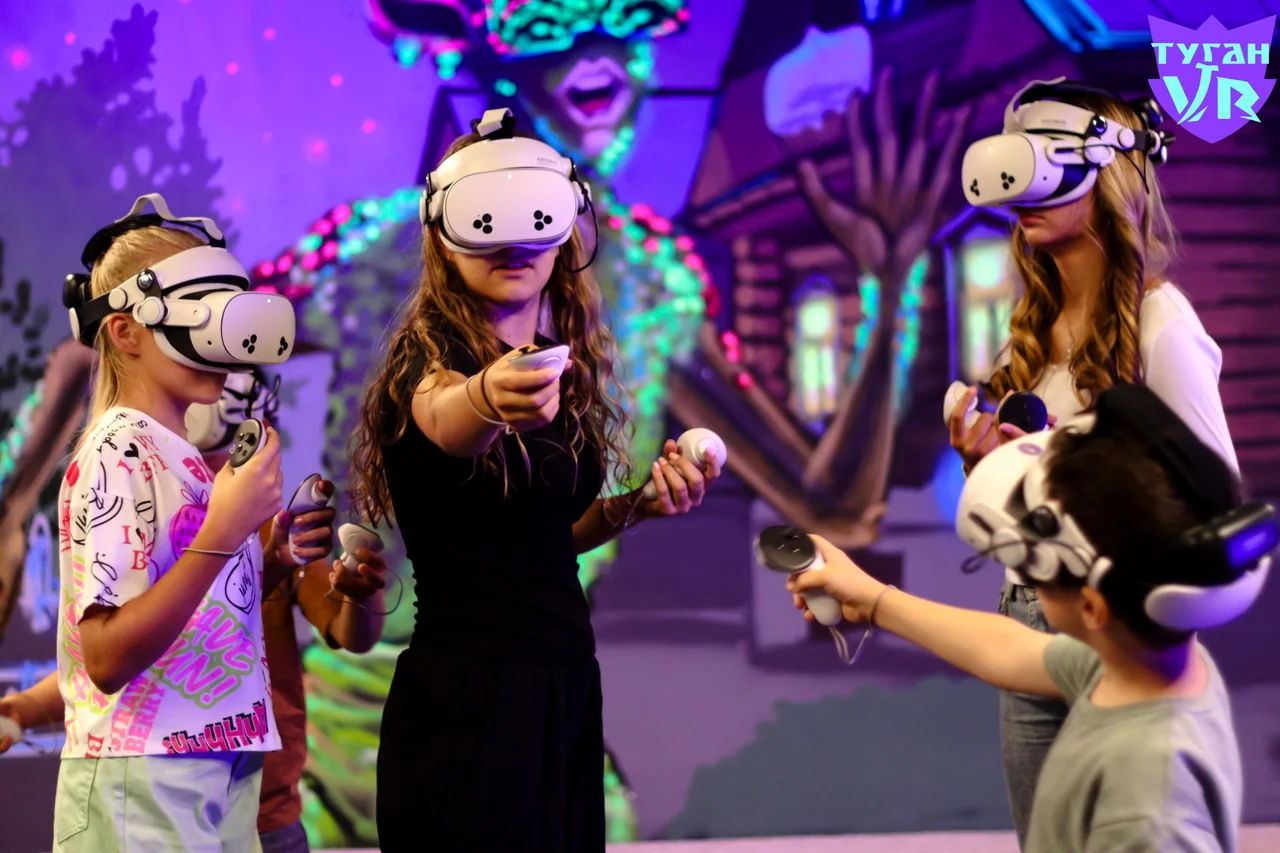 Дети играют в VR с контроллерами